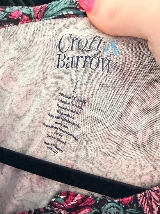 Croft and Barrow Floral V-Neck Top size large - Picture 5 of 5